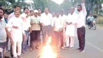 बुरहानपुर: कांग्रेस प्रत्याशी की घोषणा के साथ शुरू हुआ विरोध, कार्यकर्ताओं ने फूंका पुतला