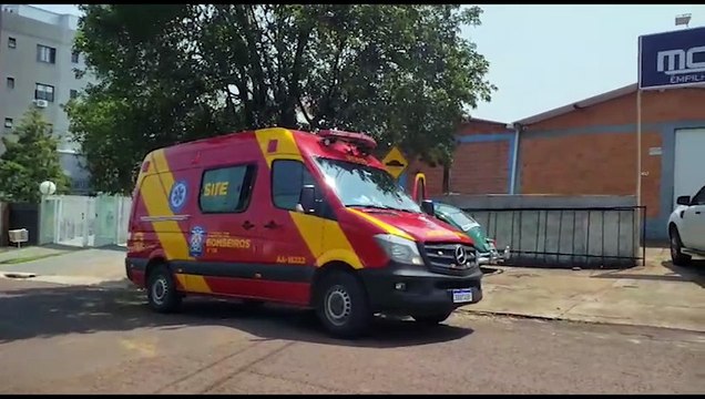 Motociclista sofre queda ao saltar lombada e, ferida, precisa ser atendida pelo Siate