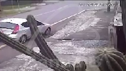 Câmera flagra motorista batendo carro com tudo contra poste