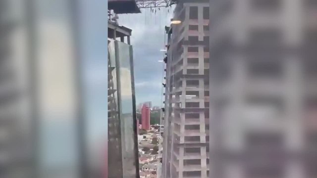 Obreros quedan colgando a más de 140 metros tras el colapso de un andamio en una construcción