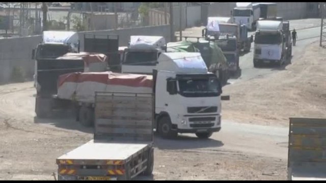 Medio Oriente, l'arrivo a Gaza dei camion con gli aiuti umanitari