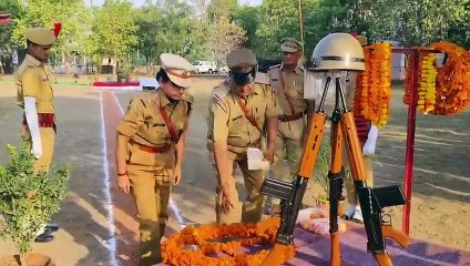 पुष्पचक्र अर्पित कर रखा मौन, फायर कर दी सलामी