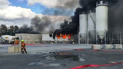 Incendie d'une Cimenterie et Interpellation de Plusieurs Personnes (vidéo 1)