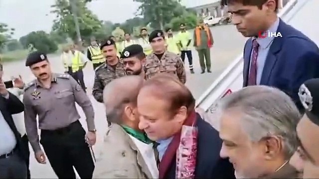 Navaz Şerif, 4 yıl sonra Pakistan'a döndü