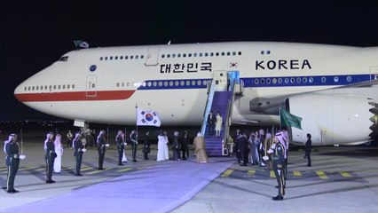 尹, 사우디 리야드 도착...국빈 예우로 전투기 호위 비행 / YTN