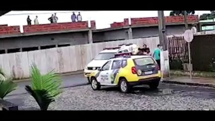 Eitaa!! PM vacila e suspeito, mesmo algemado, foge de viatura; veja o vídeo