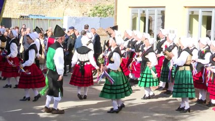 La Familia Real visita el Pueblo Ejemplar para conocer a su gente y su cultura