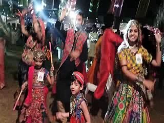 केसरिया रंग तने लाग्यो ना गरबा...