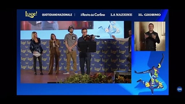 Festival di Luce!, il sindaco Nardella suona il violino, omaggio ai Pinguini Tattici Nucleari / Video