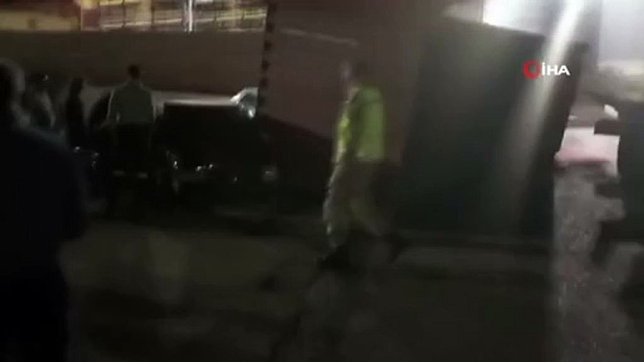 Un conteneur de marchandises tombant d'un camion a endommagé 3 véhicules