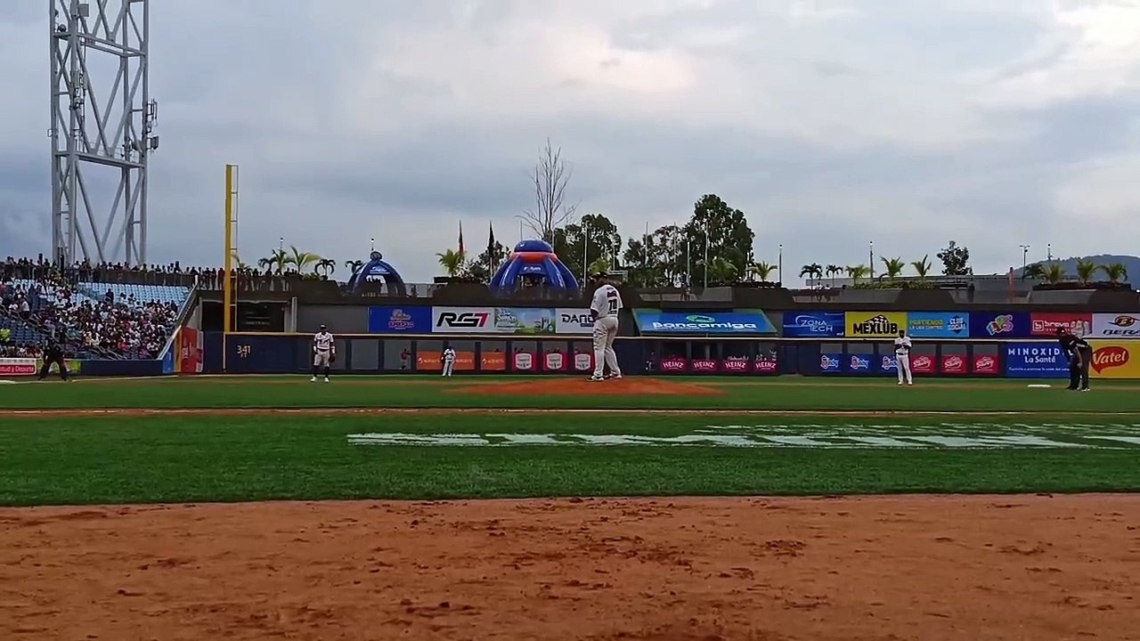 Albert Suárez llega 100 ponches en la LVBP