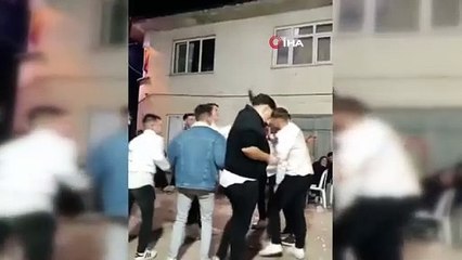Des foules ont ouvert le feu en l'air lors d'un mariage dans la rue à İnegöl