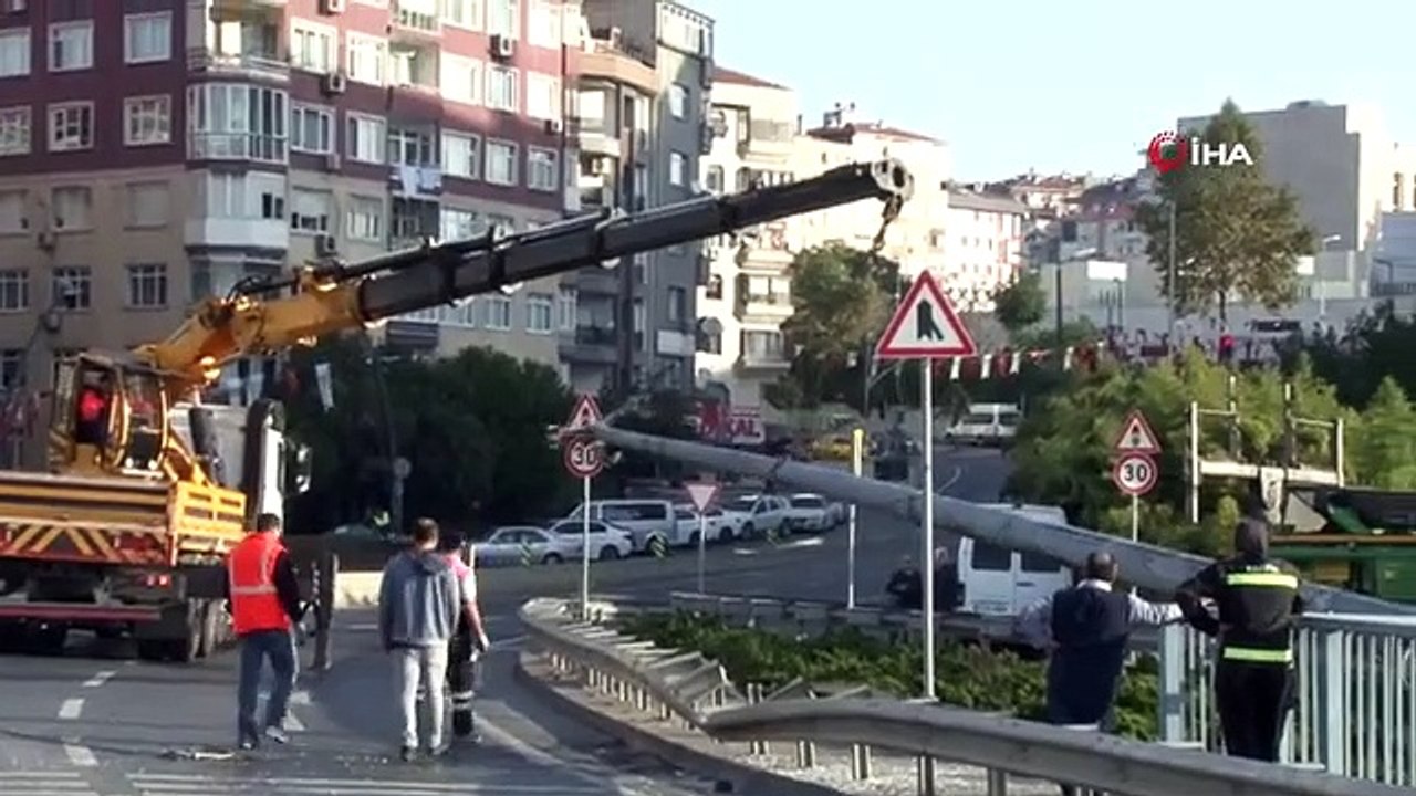 Bahçelievler'de İETT şoförünün çarptığı direk k...