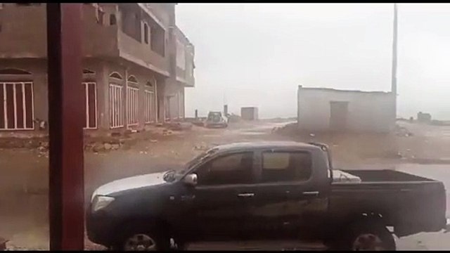 فيديو إعصار تيج يصل سقطرى.. أمطار غزيرة ورياح شديدة في الجزيرة اليمنية