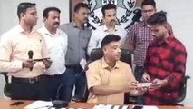 रतलाम: पुलिस अधीक्षक कार्यालय में एएसपी राकेश खाखा ने मोबाइल का किया उनके मालिकों को वितरण