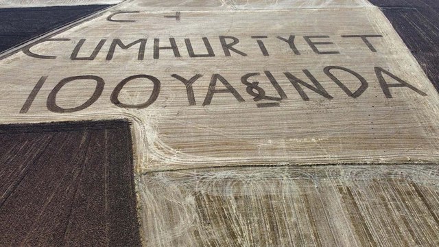 Yozgatlı çiftçi tarlasına Cumhuriyet 100 yaşında yazdı