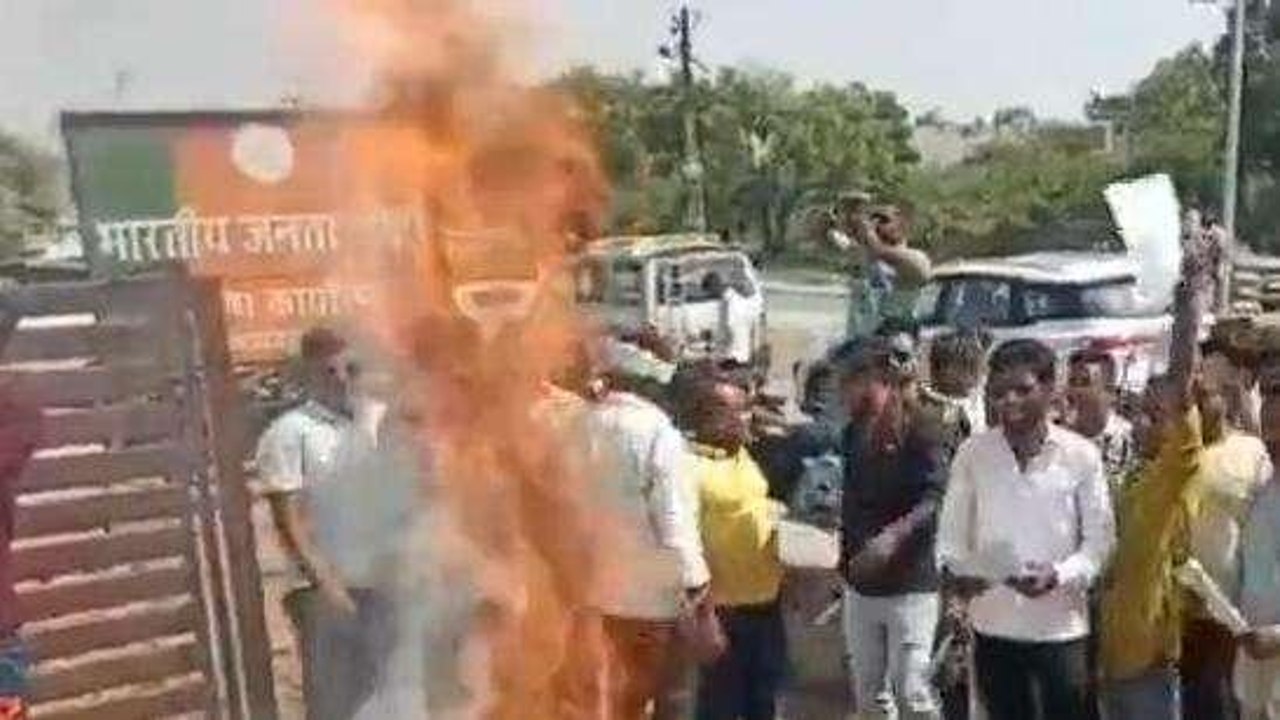 टिकट नहीं मिलने से नाराज भाजपाइयों ने बीजेपी कार्यालय में की तोड़फोड़, लगाई आग