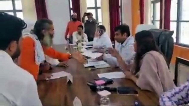 पेट्रोल डालकर लाइव आत्मदाह की कोशिश, भौचक्के रह गए डीएम, देखें वीडियो