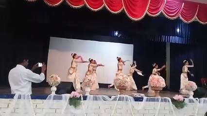 मी थारम सुमालिदा कलुगल हितन्नता वाथ बारी निसा "सिंहली गीत" गायन चैंपियन सुनील एदिरिसिंघे द्वारा गाया गया।