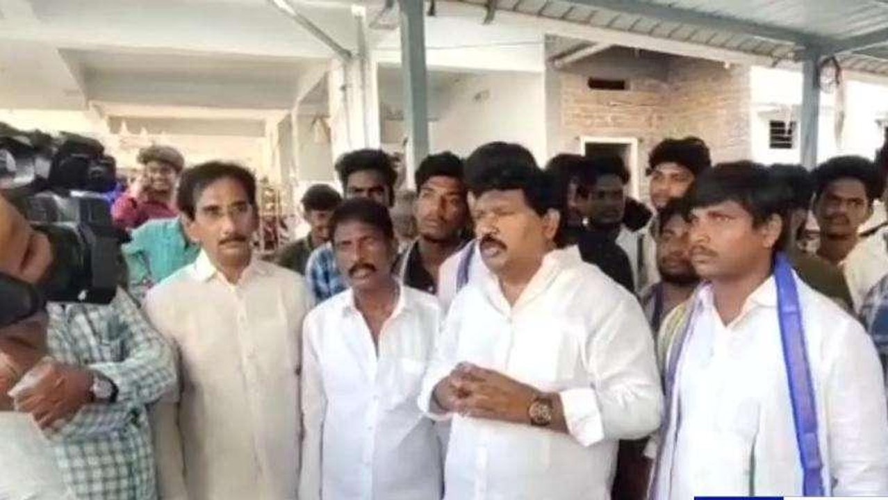 ఏలూరు జిల్లా: టీడీపీ, జనసేనకు భారీ షాక్... వైసీపీలోకి 100 మంది చేరిక