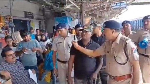 मुजफ्फरपुर: डॉग स्क्वायड की मदद से ट्रेन और स्टेशनों पर चला जांच अभियान, मचा हड़कंप