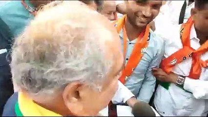 केन्द्रीय मंत्री से बतियाते बिजली कंपनी के महाप्रबंधक, भूले आचार संहिता