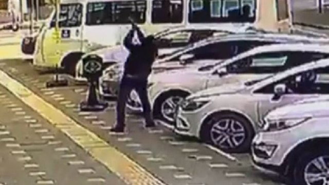 Elindeki baltayla araçlara saldırdı