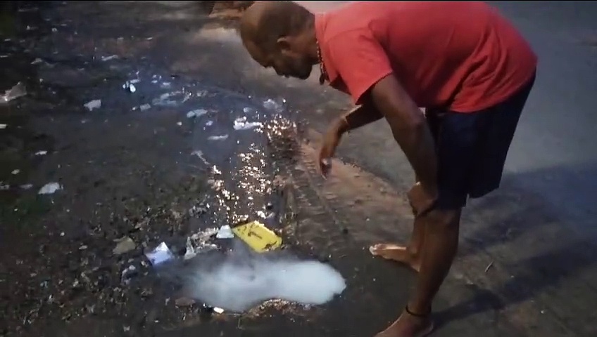 விருதுநகரில் திடீரென பால் போல் பொங்கி சாலையில் ஓடிய தண்ணீர்