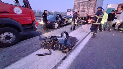 TEM'de otomobil kamyona çarptı: 1 ölü, 2 yaralı