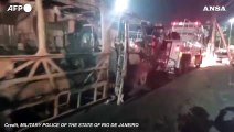 Brasile, bruciati 35 autobus a Rio de Janeiro dopo l'uccisione di un capobanda