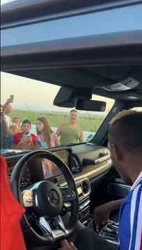 Victor Osimhen pète les plombs avec des fans qui ne respectent pas sa voiture