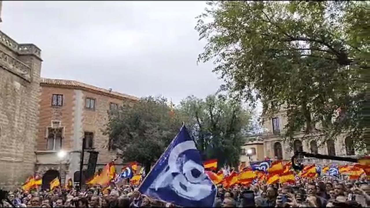 Suena el himno de España en el acto del PP