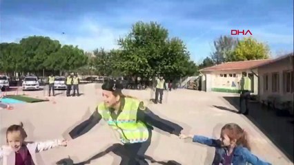 FORMATION À LA CIRCULATION DE LA GENDARMERIE D'EDİRNE AUX ÉTUDIANTS AVEC VÉHICULE MOBILE