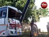 Video: मुरादाबाद में तेज रफ़्तार डग्गामार बस डिवाइडर पर चढ़ते हुए विज्ञापन पोल से टकराई, यात्रियों में मची चीख-पुकार