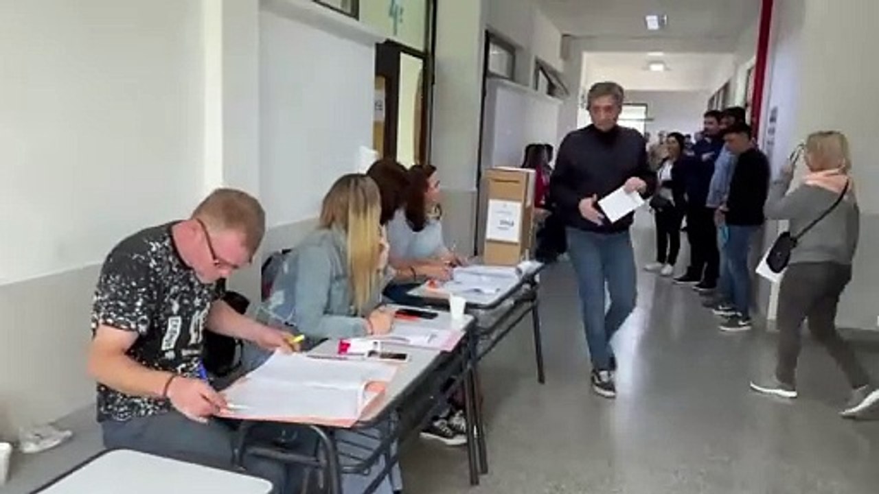 MAXIMO KIRCHNER VOTANDO