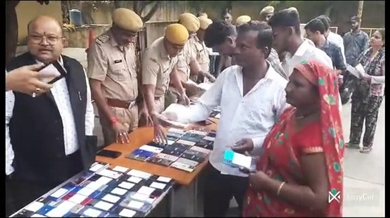 शहर के चार थाना क्षेत्रों में गुम हुए मोबाइल किए ट्रेस