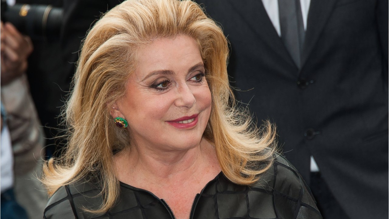 Voici - Catherine Deneuve fête ses 80 ans : Line Renaud, Emmanuelle Béart... les stars lui souhaitent son anniversaire
