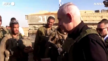 Скачать видео: Israele, Netanyahu fa visita ai soldati vicino al confine con Gaza