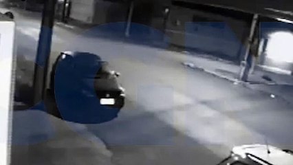 Câmera mostra acidente que deixou motociclista ferido na Rua Padre Anchieta