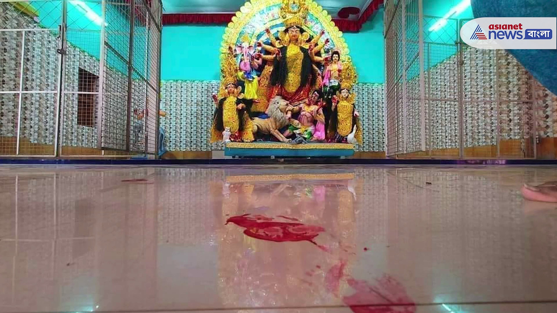 কার পায়ের ছাপ, সত্যিই বোধনের দিনে ঘটেছিল অলৌকিক ঘটনা! দেখুন ভিডিও