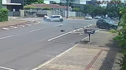 Câmeras registram acidente de forte impacto no Neva