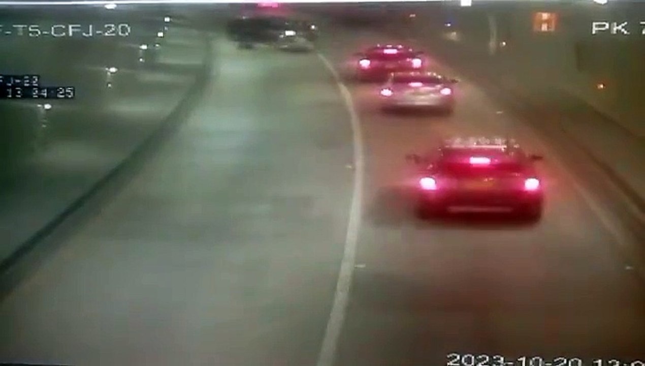 #EnColombia • Motociclista intentó adelantar por el carril contrario y...