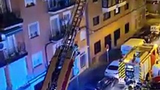 #EnEspaña Los bomberos llegan a apagar un fuego y una mujer les grita pidiendo otro tipo de ayuda.