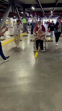 ️ Mirian, una abuela venezolana de 84 años, fue la primera en votar en las primarias en Bogotá, Colombia. Miles de venezolanos en el extranjero participan en el proceso de primarias que elegirá al contrincante de Nicolás Maduro.