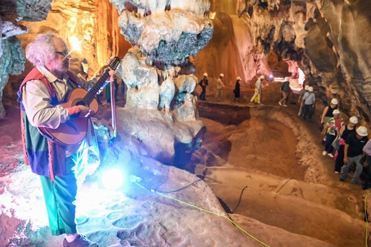 Opera da Fundação Clóvis Salgado faz apresentação na Gruta de Maquine