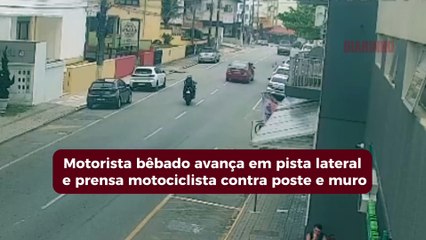 Motorista bêbado avança em pista lateral e prensa motociclista contra poste e muro