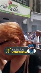 Download Video: #EnVenezuela • Arrojan una lacrimógena en uno de los centros de votación ubicados en la ciudad de Caracas. 