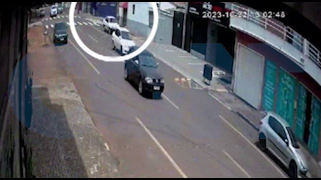 Vídeo mostra homem caindo várias vezes na rua e pedindo socorro após ser esfaqueado