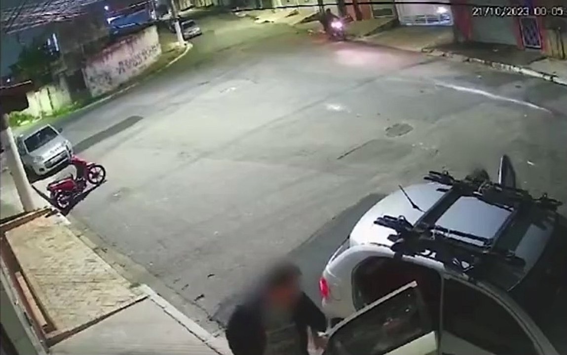 Policial civil reage a assalto contra marido e atira em homem