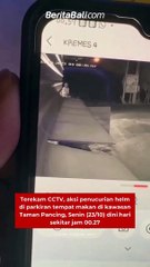 Terekam CCTV, aksi penucurian helm di parkiran tempat makan di kawasan Taman Pancing, Senin (23/10)